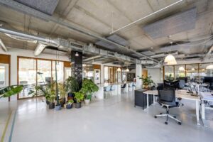 Modern kantoorinterieur aan de Anthony Fokkerweg met open werkplekken, vergaderruimtes en veel groen.
